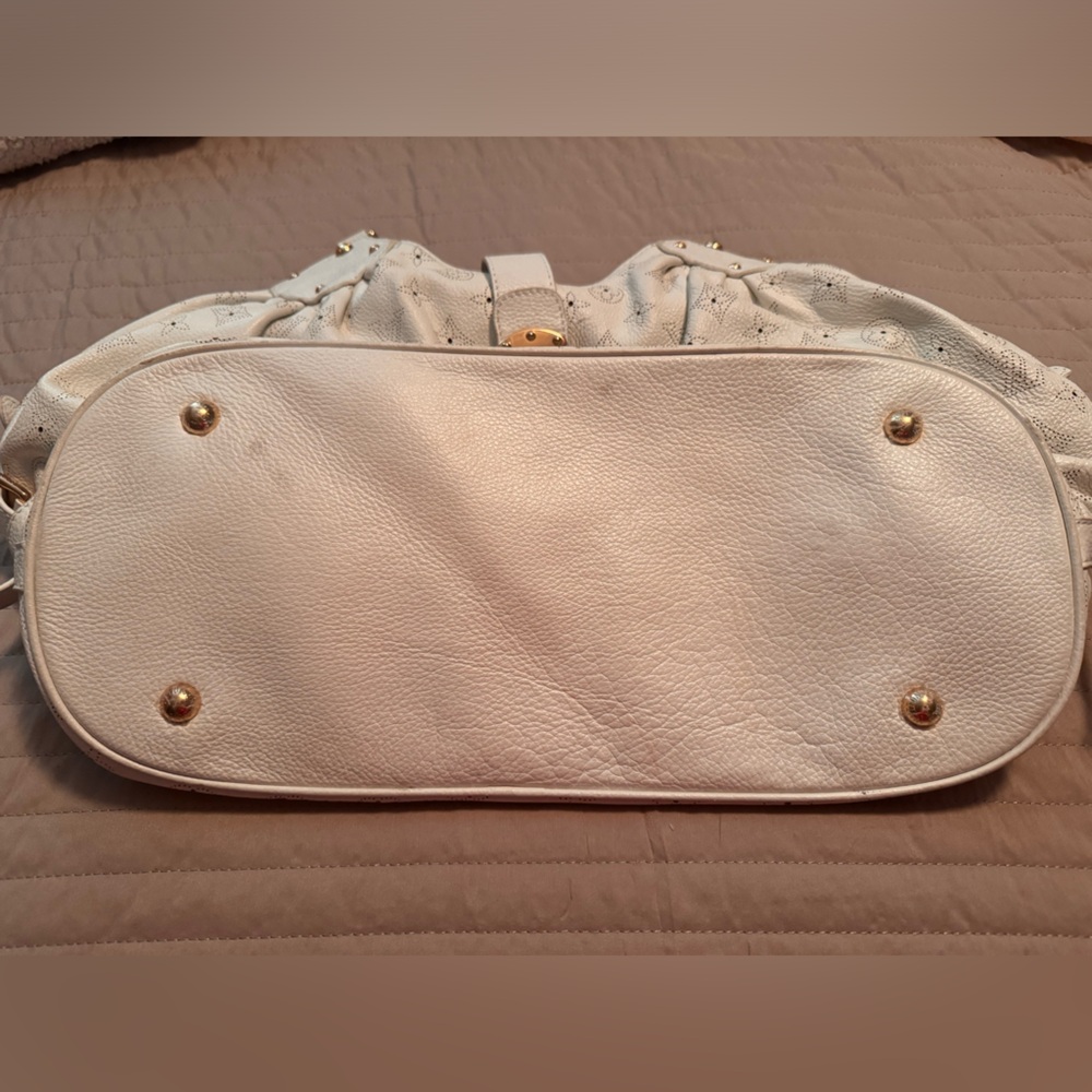 JUST IN TIME FOR CHRISTMAS 🎄 
Almost PRISTINE Louis Vuitton Mahina XL White - Picture 3 of 13